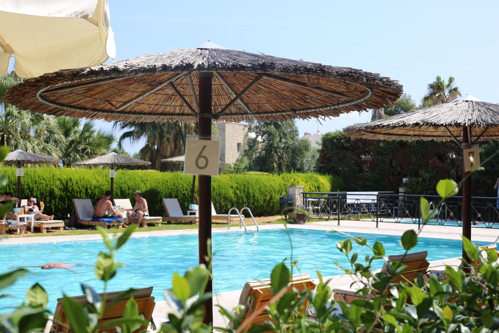 Golden Residence Family Resort Pefkochori Exterior photo